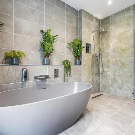 Luxury Stay, Steps To Cafes, Pubs & Trails Dogs Ok